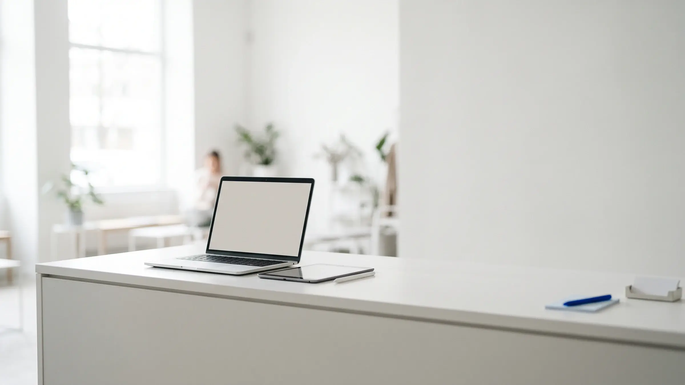 Heller Annahmetresen mit Laptop zur Reparaturannahme